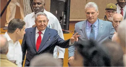 ?? AFP ?? Juntos. Raúl Castro saluda, ayer, a la Asamblea Nacional en La Habana. A su lado, Miguel Díaz-Canel.