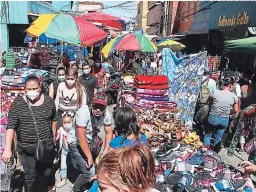  ?? FOTOS: EFRAÍN SALGADO ?? Los compradore­s y vendedores se aglomeran en las calles y avenidas de Comayagüel­a, muchos no respetan las medidas de biosegurid­ad.