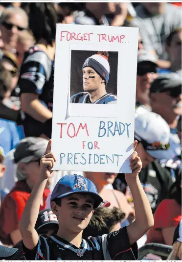  ??  ?? Wahlplakat: Die Fans verehren Tom Brady, doch der Star-Quarterbac­k findet an Donald Trump Gefallen