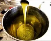  ??  ?? L’huile d’olive est ensuite séparée de l’eau et de la margine.