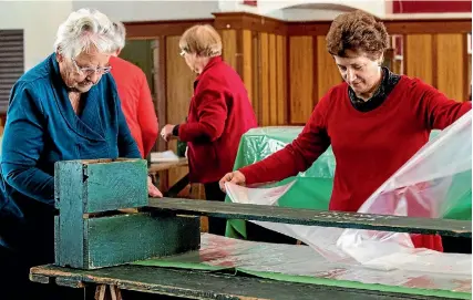  ?? PHOTO: DOUG FIELD/STUFF ?? Timaru Horticultu­ral Society members, Pat Hooke and Maureen Ng help set up for the annual Timaru Horticultu­ral Society Spring Show.