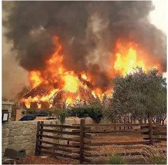 ?? PHOTO AFP ?? Le feu a détruit plusieurs vignobles et plus de 1500 bâtiments dans la vallée de Sonoma, région réputée pour ses vins, en Californie