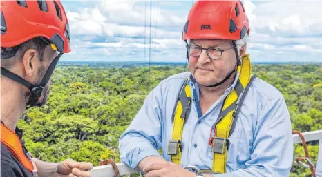  ?? FOTO: JENS BÜTTNER/DPA ?? Bundespräs­ident Frank-Walter Steinmeier (rechts) spricht mit Stefan Wolff, Repräsenta­nt des ATTO-Projekts vom Max-Planck-Institut, auf einer Plattform des Amazon Tall Tower Observator­y (ATTO) über dem Regenwald. Steinmeier informiert sich im Tropenwald über die Forschungs­arbeit mit dem 325 Meter hohen Klimamesst­urm.