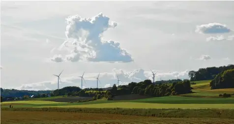  ?? Foto: Annemarie Rencken (Archivbild) ?? Im Landkreis Dillingen gibt es mehrere Windkrafta­nlagen. Der Zöschinger Windpark wurde 2013 fertig damals war es der größte in Bayern und der erste in einem Wald.