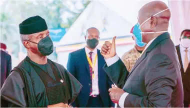  ??  ?? Vice President Yemi Osinbajo of Nigeria (l), and President Yoweri Museveni of Uganda, at the 6th inaugurati­on of Museveni at the Kololo Independen­ce Grounds in Kampala, Uganda.