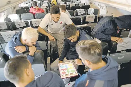  ??  ?? Distensión. Varios jugadores de Independie­nte se entretiene­n en el vuelo rumbo a Bogotá. @independie­nte