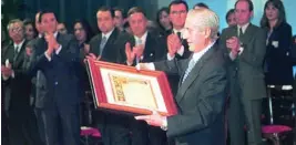  ?? EFE ?? Miguel Báez «Litri» al ser nombrado Hijo Adoptivo de Huelva, 2000