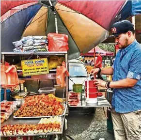  ??  ?? Tengku Amir using a tiffin carrier to buy food from the Ramadan Bazaar in Section 13, Shah Alam, in June this year.