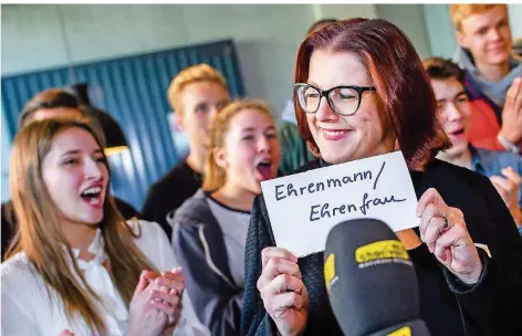  ?? FOTO: BALK/DPA ?? Applaus: Annette Schwartzma­nns vom Langensche­idt-Verlag präsentier­t mit ihrer Jury das Jugendwort des Jahres 2018 „Ehrenmann/Ehrenfrau“.