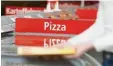  ?? Foto: Adobe Stock ?? Ist die kalorienre­iche Pizza im Angebot, greifen viele kräftig zu.