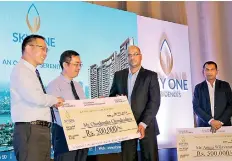  ??  ?? Second buyer, Chrishanth­a Chandrasen­a receiving rebate