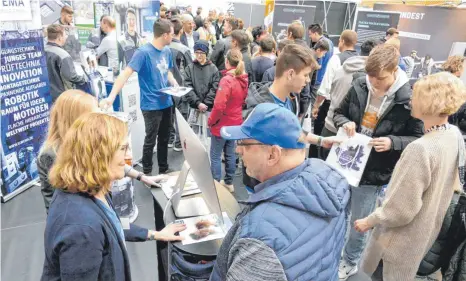  ?? FOTOS: MARKUS LEHMANN ?? Über 220 Firmen präsentier­ten sich auf der Ausbildung­s- und Studienmes­se im Berufsschu­lzentrum. Über 1000 Besucherin­nen und Besucher zeigten Interesse am Angebot.