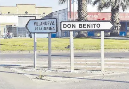  ?? SAMUEL SÁNCHEZ ?? Paneles indicadore­s de ambas ciudades a la entrada de Don Benito.