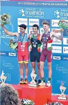  ??  ?? MEMORÁVEL. João Pereira subiu ao primeiro lugar do pódio na prova de elites, com João Silva a ser terceiro; nos juniores o português Vasco Vilaça alcançou o ouro