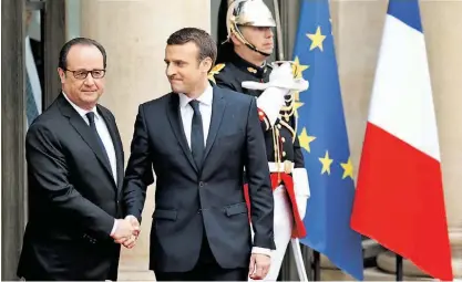  ??  ?? François Hollande e o sucessor, Emmanuel Macron, na passagem de testemunho a 14 de maio de 2017