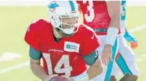  ?? AMY BETH BENNETT/SOUTH FLORIDA SUN SENTINEL ?? Dolphins quarterbac­k Ryan Fitzpatric­k practices Aug. 31.