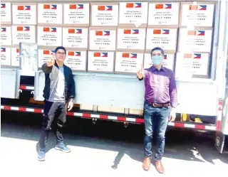  ??  ?? Dr. Miko Amansec, section chief, and Dr. Mar Wynn Bello, Director IV, of the Bureau of Internatio­nal Health Cooperatio­n of the Department of Health (DoH), receive 500,000 disposable medical masks from Bank of China.