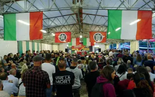  ?? (Foto Sartori) ?? Sotto il tendone La festa nazionale di CasaPound «Direzione Rivoluzion­e» a Roncà