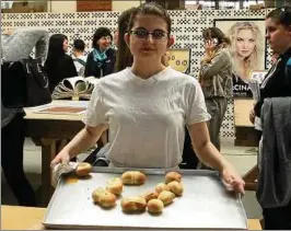  ??  ?? Solch einen Azubi wünscht sich so mancher Chef. Jessica Veith () von der Bäckerei Zeiss in Gotha legt im Juni ihre Prüfung ab. Beim Tag der Berufe gab sie Jugendlich­en unlängst Einblicke in ihre Branche. Archiv-foto: Wolf-dieter Bose