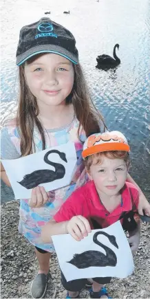  ?? Picture: MIKE BATTERHAM ?? Bella Waterman, 9, and her brother Archer, 4, at a recent protest against the filling of Black Swan Lake.