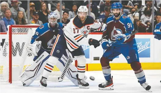  ?? ISAIAH J. DOWNING/ USA TODAY SPORTS ?? Oilers captain Connor Mcdavid and Avalanche centre Nazem Kadri watch as the puck heads toward goalie Pavel Francouz Thursday night in Game 2.