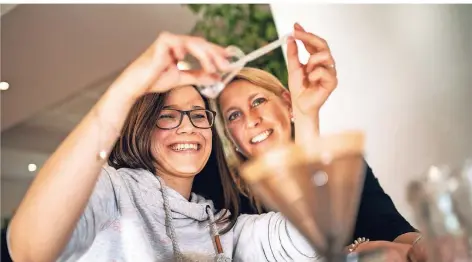  ?? RP-FOTO: RALPH MATZERATH ?? BASF zeigt Experiment­e für Grundschul­en: Yvonne Knott und Nicole Terhoeven (v. li.) entdecken fasziniere­nde Versuche.