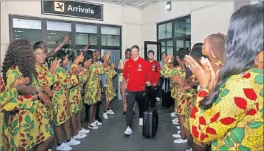  ??  ?? LLEGADA. Fernando Torres fue recibido como un ídolo en Uyo (Nigeria) donde el Atlético juega hoy.