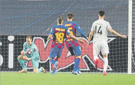  ?? FOTO: PEP MORATA ?? El Bayern merodeó siempre cerca de Ter Stegen al robar mucho balón en cancha del Barça: tiró 20 de sus 26 veces desde dentro del área