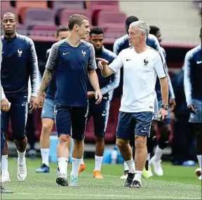  ??  ?? Antoine Griezmann et Didier Deschamps (à dr.), lundi à Moscou.