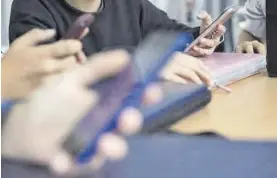  ?? EL PERIÓDICO ?? Alumnos usan el móvil durante una clase.