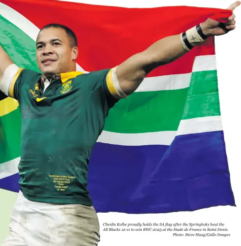  ?? ?? Cheslin Kolbe proudly holds the SA flag after the Springboks beat the
All Blacks 12-11 to win RWC 2023 at the Stade de France in Saint Denis.
Photo: Steve Haag/gallo Images