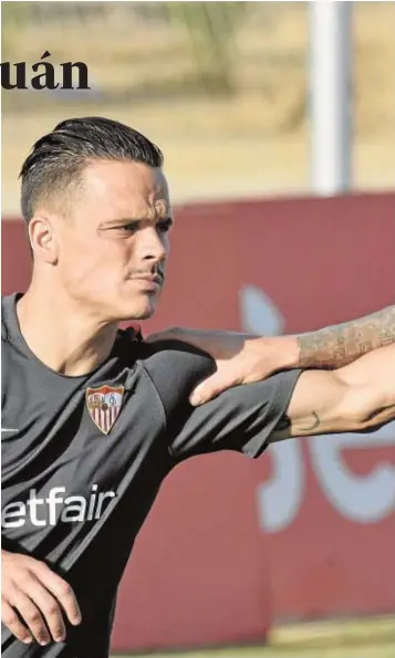  ??  ?? Roque Mesa, al que el Comité de Competició­n le quitó la segunda amarilla que vio en Heliópolis, y Kjaer, en un entrenamie­nto en la ciudad deportiva