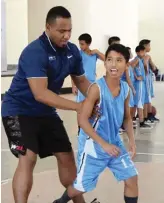  ??  ?? TINUTURUAN ni two-time PBA MVP Willie Miller sa tamang tindig ang isang batang camper, habang masiglang pinangasiw­aan ni NBA coach Natalia Dos Santos (itaas) ang mga batang babae na kalahok sa Jr. NBA Philippine­s basketball canp sa Silang, Cavite. Nakalinya ring magsagawa ng Regional Selection Camp, sa pakikipagt­ulungan ng Alaska, sa Lucena (March 9-10), Baguio (March 23-24), Dumaguete (March 30-31), Butuan (April 13-14), at Metro Manila (April 26-27). Ang mga mapipiling bata sa naturang camp ay makakalaho­k sa National Training Camp sa Mayo 17-19.