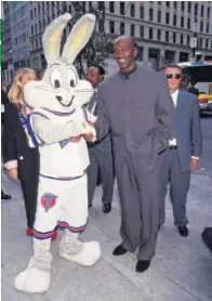  ??  ?? Michael Jordan, al lado de Bugs Bunny.