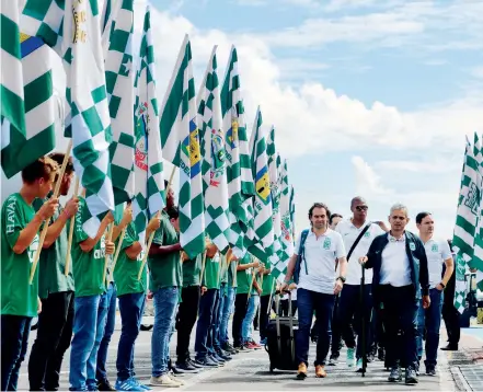  ??  ?? Esta fue la calle de honor con la que recibió la ciudad de Chapecó al Atlético Nacional para el duelo