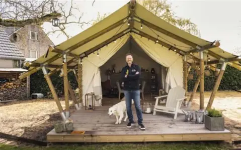  ?? FOTO RR ?? Victor Lekanne bij het model in zijn eigen tuin: “We hebben gekozen voor duurzame materialen.”