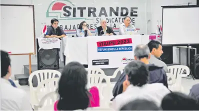  ??  ?? Cecilia Llamosas, el ingeniero Ricardo Canese y el senador Hugo Richer participar­on anoche de la charla.