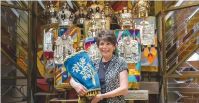  ?? (Twitter) ?? JANE HURWITZ holds a Torah that was used by villagers in Czechoslov­akia who later were transporte­d to the Theresiens­tadt concentrat­ion camp in 1942.