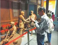  ?? ZHANG XINGJIAN / CHINA DAILY ?? Faisal Kidwai pays a visit to a museum in Maotai town, Guizhou province, to record stories about the Red Army.