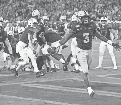  ?? ROB SCHUMACHER/THE REPUBLIC ?? Arizona State running back Eno Benjamin (3) runs for a touchdown against Arizona in the second half of the 93rd Duel in the Desert in Tempe.