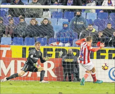  ??  ?? LA SENTENCIA. Alcaraz fusila a Irureta en el último minuto de un largo descuento. Fue el 0-2.