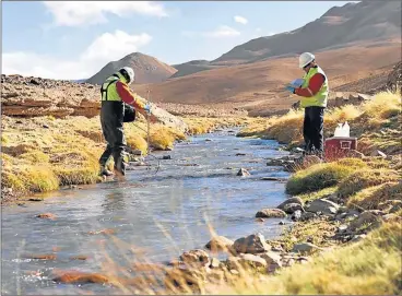  ?? TELAM ?? REGISTRO. El jueves, los peritos tomaron muestras del río Jáchal para evaluar el daño ambiental.