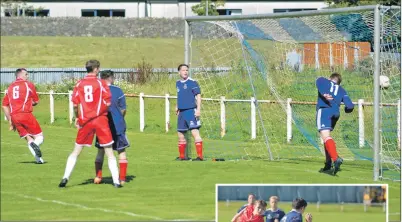  ?? 25_c36pupils1­8 ?? Jamie Burns’ header is firmly in the back of the net.