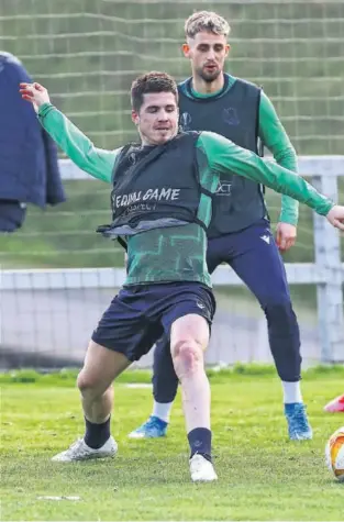  ??  ?? Zubeldia, en la sesión de la Real Sociedad ayer en Zubieta junto con Januzaj, Muñoz y Si