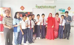  ??  ?? RAHMAHJAN (empat dari kanan) dan Wong (tiga dari kanan) bersama sebahagian pelajar dan guru sekolah itu.