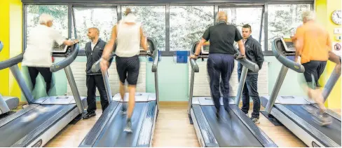  ??  ?? Una sessione di training fisico presso il servizio di cardiologi­a riabilitat­iva e preventiva del Cardiocent­ro Ticino.