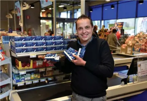  ?? FOTO SERGE MINTEN ?? Bij supermarkt­keten Alvo is de verkoop van de snelle zelftests verdubbeld. “Ik heb vorige week vijfduizen­d zelftests bijbesteld en plan opnieuw een order”, zegt directeur Wouter Verhoeven.