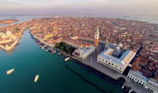  ??  ?? Dall’alto Una veduta di Venezia, città unica al mondo la cui «pratica» Unesco è stata rinviata per risolvere alcune criticità