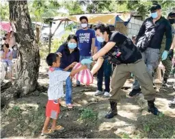  ??  ?? Nikko Huelgas delivers relief goods to low-income families in Makati. (From Nikko Huelgas’ Facebook account)