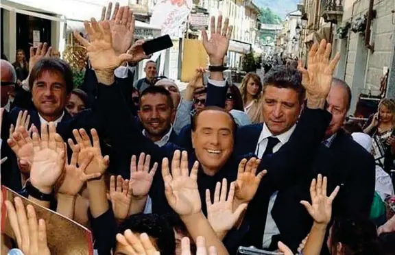  ??  ?? In campagna elettorale Il leader di Forza Italia Silvio Berlusconi, 81 anni, ieri ad Aosta per un’iniziativa in vista delle elezioni regionali di domani in una foto pubblicata sul suo profilo Instagram